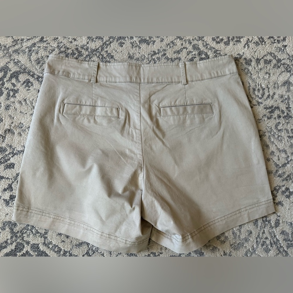 Women’s Gap Khaki 5” Shorts Size 14 - Picture 2 of 5